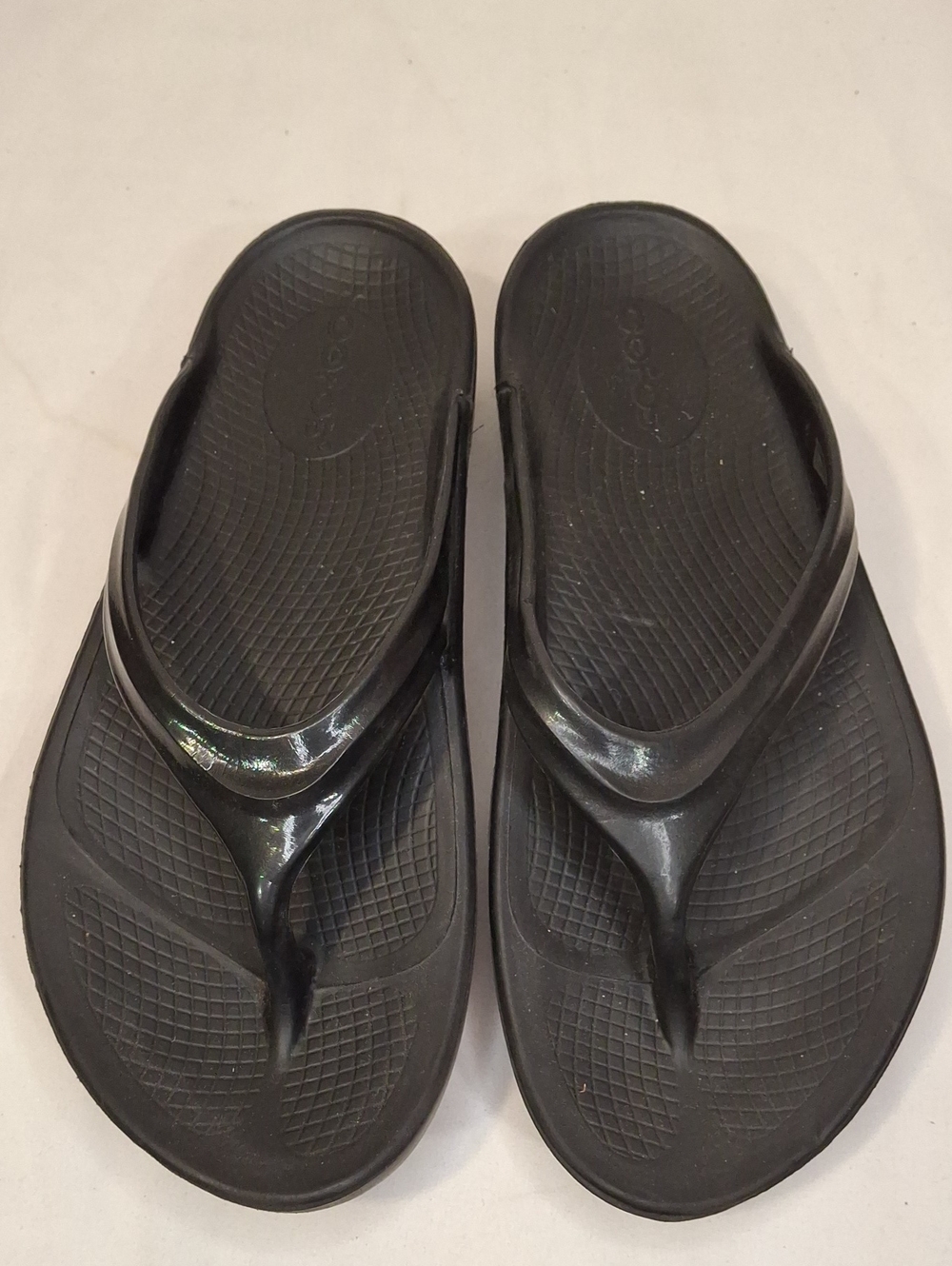 OOFOS Black Women’s OOLALA Recovery Foam Sole Thong Sandals.